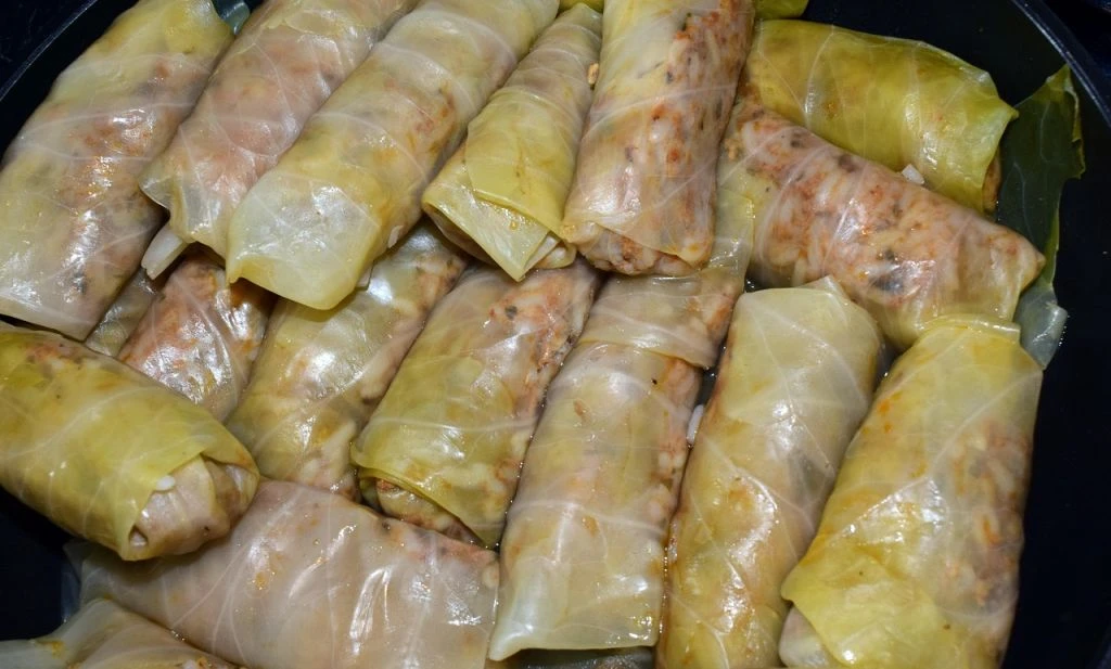 Голубці розвалюються ще під час тушкування: як підготувати капустяне листя, щоб начинка залишилася всередині